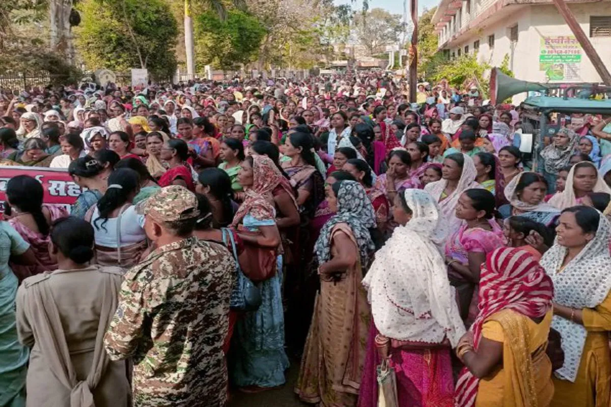 Anganwadi workers surround the Collectorate – a major controversy over honorarium