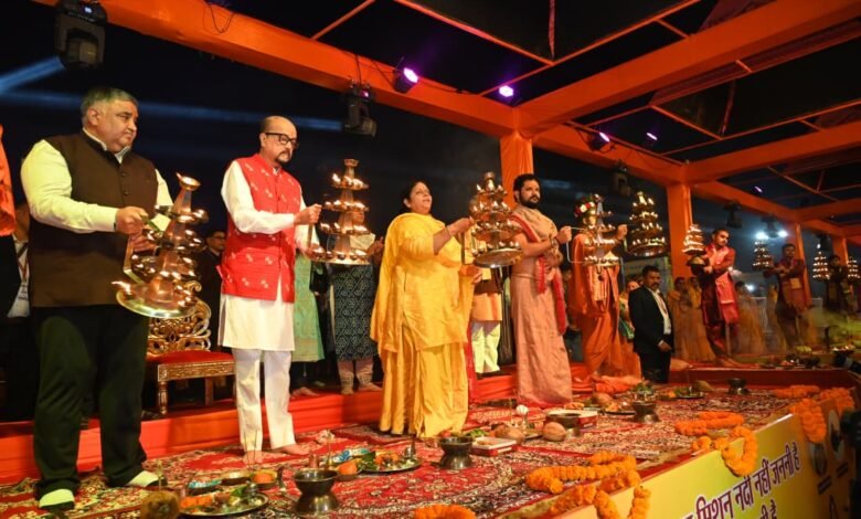 On the seventh day of Rajim Kumbh Kalpa, a grand confluence of devotion and folk culture, hymns echoed till late night.