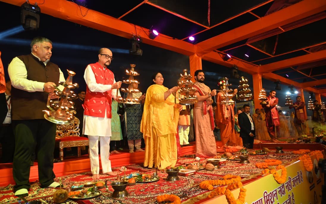 On the seventh day of Rajim Kumbh Kalpa, a grand confluence of devotion and folk culture, hymns echoed till late night.
