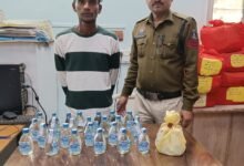 Photo of तालाब के पास अवैध शराब की बिक्री, 30 पौवा के साथ युवक गिरफ्तार