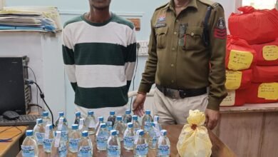 Photo of तालाब के पास अवैध शराब की बिक्री, 30 पौवा के साथ युवक गिरफ्तार