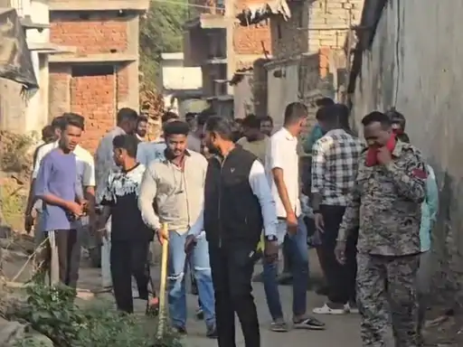 A beef den is located 500 meters from the police station! 70 kg of beef is recovered in Sarangarh, and the mastermind is absconding.