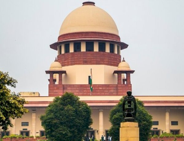 सुप्रीम कोर्ट ने छात्र को टीचर मीम के लिए परीक्षा से रोकना निराधार बताया, देश भर में विवाद शुरू 1 The Supreme Court has declared the student's decision to be barred from appearing in an exam for a teacher meme baseless, sparking a nationwide controversy.