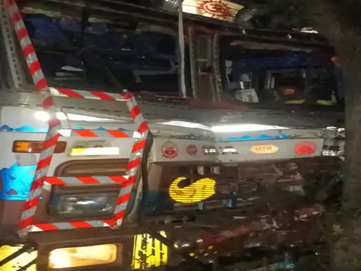 वाराणसी जा रहे श्रद्धालुओं की बस हादसे का शिकार, एक महिला की मौत, कई ICU में भर्ती 1 Bus carrying pilgrims to Varanasi met with an accident, one woman died and several others were admitted to the ICU.