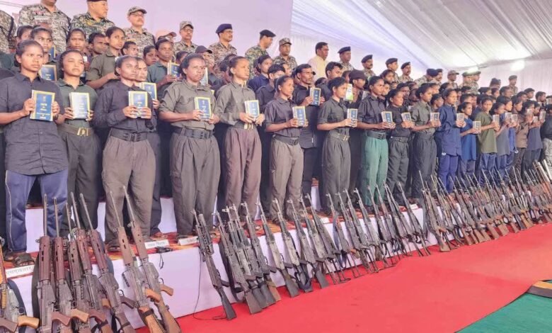 108 Naxalites suddenly surrender in Bastar, Maoists carrying rewards worth crores of rupees emerge with weapons, is the red terror coming to an end?