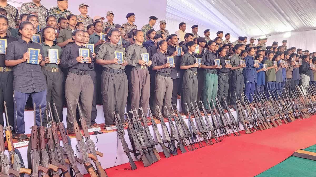 108 Naxalites suddenly surrender in Bastar, Maoists carrying rewards worth crores of rupees emerge with weapons, is the red terror coming to an end?