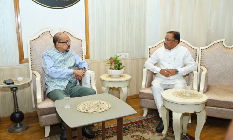 Chief Minister greets Governor with traditional gifts