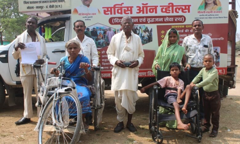 गांव-गांव पहुँचा सेवा रथ, 18 दिन में दिव्यांग और वृद्धजनों को घर के पास मिली सरकारी मदद 1 Seva Rath reached every village, in 18 days disabled and elderly people got government help near their homes.