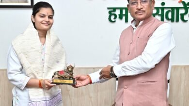 Photo of UPSC में 35वीं रैंक लाने वाली वैभवी अग्रवाल से मिले मुख्यमंत्री, मिठाई खिलाकर दी बधाई