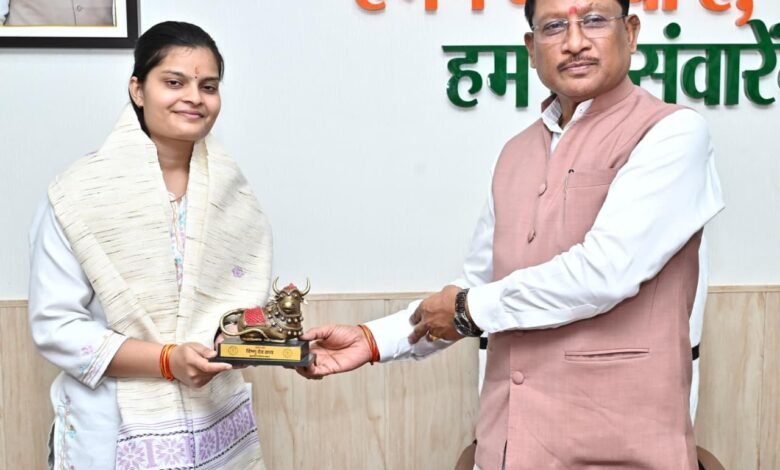 Chief Minister met Vaibhavi Agarwal, who secured 35th rank in UPSC, and congratulated her by feeding her sweets.