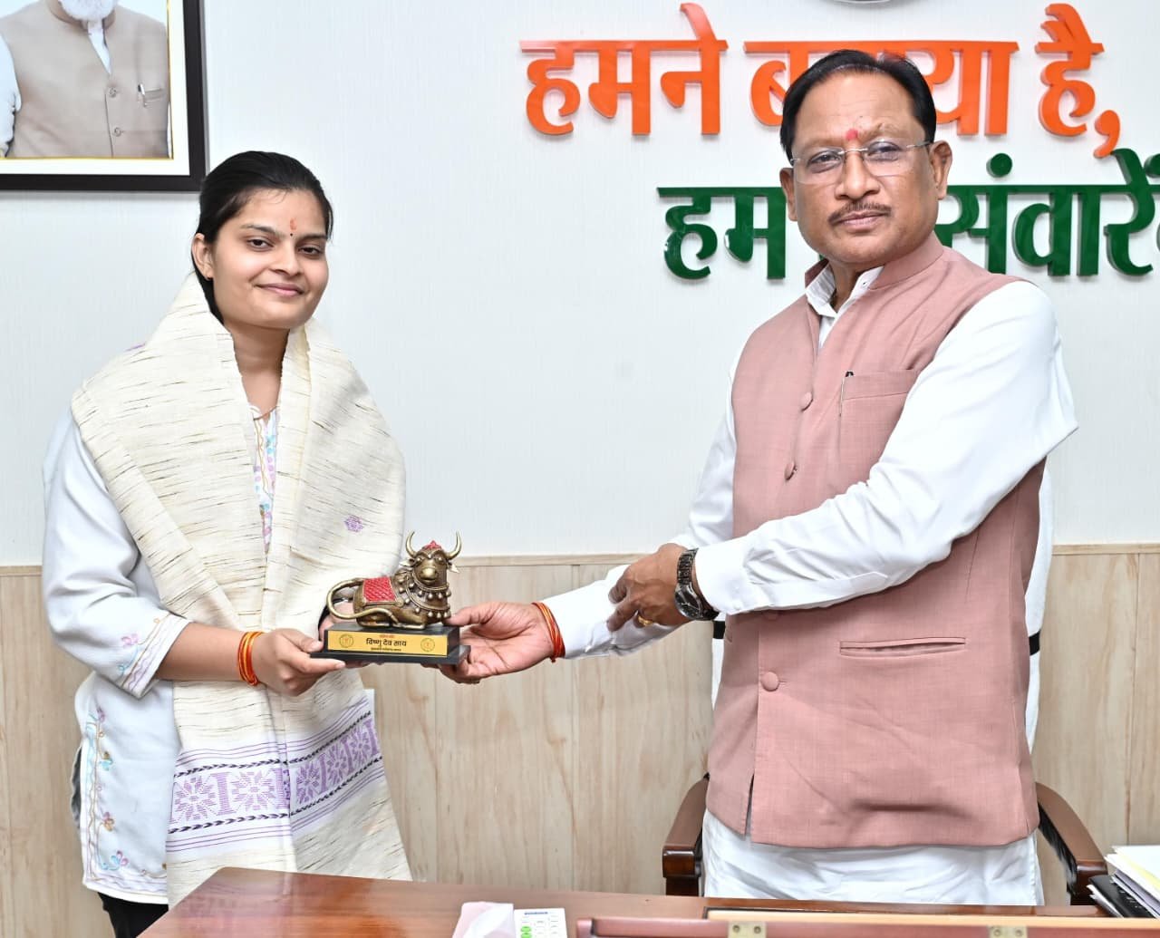 Chief Minister met Vaibhavi Agarwal, who secured 35th rank in UPSC, and congratulated her by feeding her sweets.