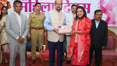 Photo of लोकभवन में महिला सम्मान समारोह, रंग पंचमी पर फूलों की होली के साथ महिलाओं का सम्मान