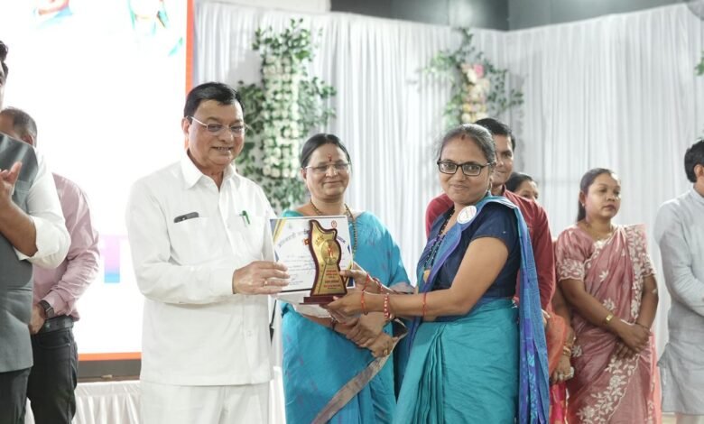 महिला दिवस पर कोरबा में ‘महतारी वंदन सम्मेलन’, उत्कृष्ट महिलाओं का हुआ सम्मान 1 'Mahatari Vandan Sammelan' in Korba on Women's Day, outstanding women were honoured