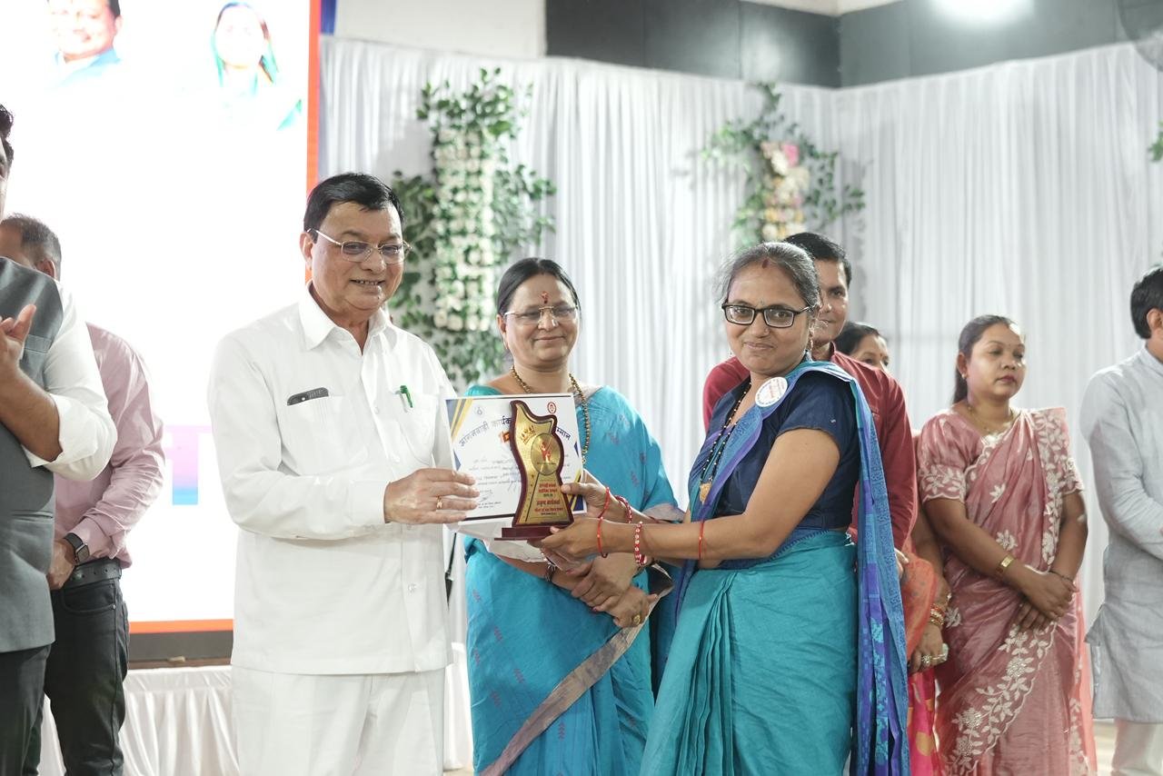 'Mahatari Vandan Sammelan' in Korba on Women's Day, outstanding women were honoured