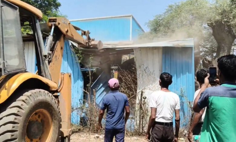 समोदा में प्रशासन का बुलडोजर एक्शन, शासकीय जमीन से हटाए गए अवैध कब्जे 1 Administration's bulldozer action in Samoda, illegal encroachments removed from government land