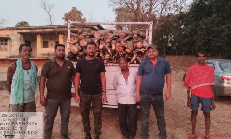 Forest department cracks down on illegal timber smuggling in Bilaspur, pickup vehicle seized