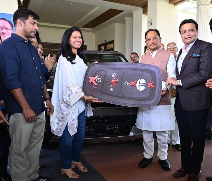 Chhattisgarh's daughter Akanksha Satyavanshi receives Tata Sierra, honoured after World Cup win