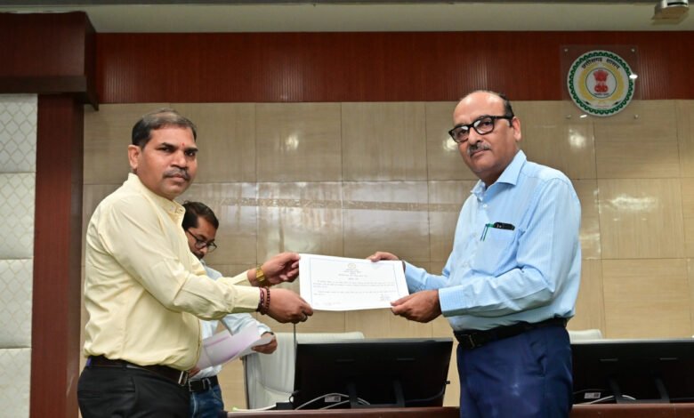 Those who did excellent work in e-office were honored, Home Department won the race.