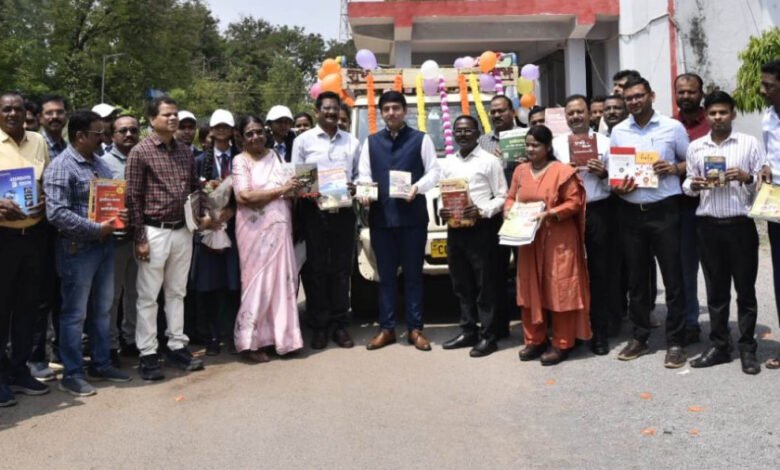 बस्तर में ‘पुस्तक दान अभियान’ की शुरुआत, ज्ञान बांटने के लिए प्रशासन की अनूठी पहल 1 Bastar launches 'Book Donation Campaign', a unique initiative by the administration to share knowledge