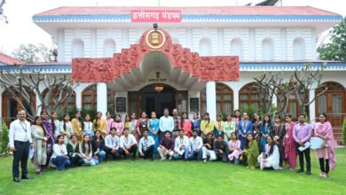 Photo of लोकभवन पहुंचकर विद्यार्थियों ने जाना प्रशासन का असली चेहरा