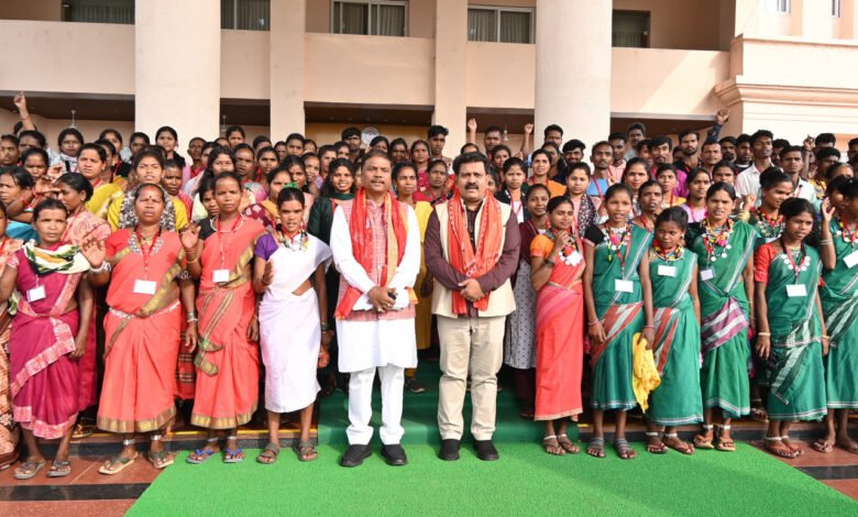 Abujhmadia youth saw the center of democracy, a visit to the new assembly became a source of inspiration.