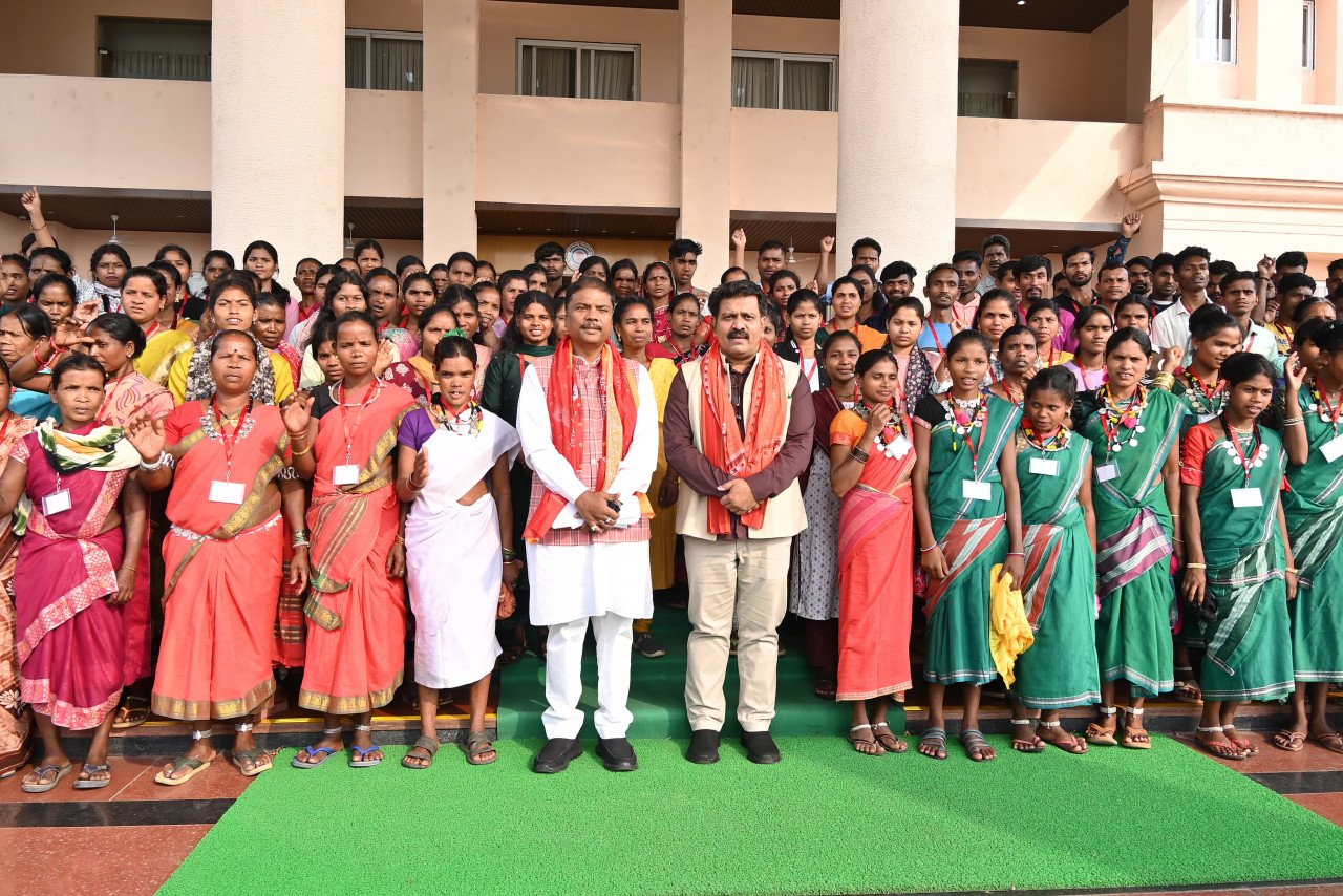 Abujhmadia youth saw the center of democracy, a visit to the new assembly became a source of inspiration.