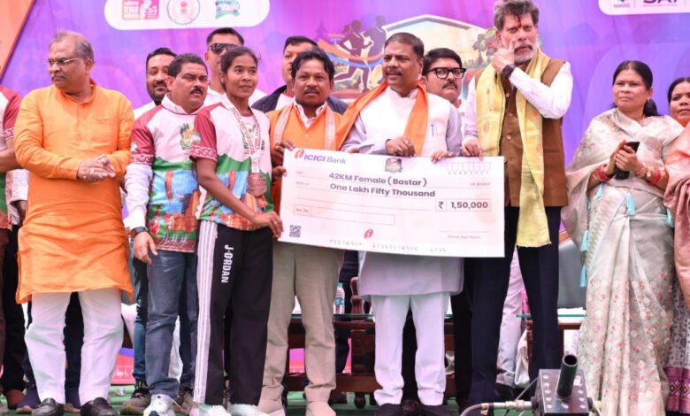 बस्तर की बेटी कुसुम ने रचा इतिहास, 42 किमी फुल मैराथन में झटका पहला स्थान 1 Bastar's daughter Kusum creates history, wins first place in 42 km full marathon