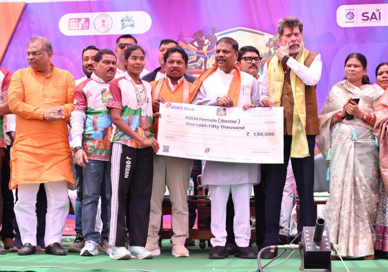 Bastar's daughter Kusum creates history, wins first place in 42 km full marathon