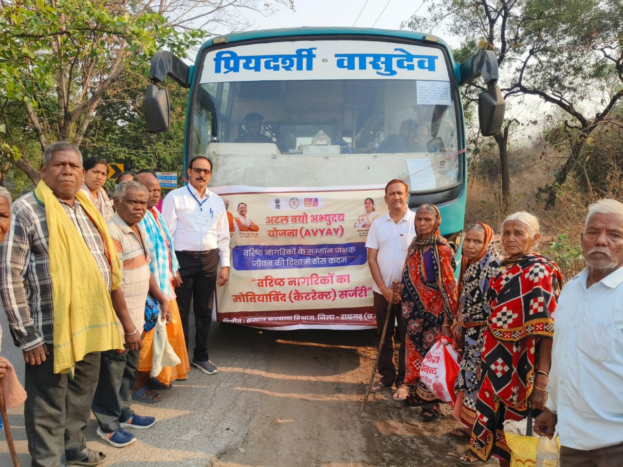 19 elderly people step towards new light: Raigarh leaves for AIIMS, free cataract surgery initiative accelerates