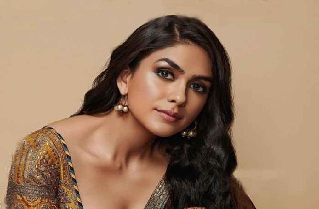 मृणाल ठाकुर ने 10 साल बाद खोला पुराना अध्याय, क्या बॉलीवुड ने उनकी शुरुआत को तब कम आंका था 1 Mrunal Thakur opens up 10 years later about whether Bollywood underestimated her debut.