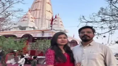 अस्पताल के स्ट्रेचर पर हुई अंतिम विदाई, घायल पति ने कांपते हाथों से भरी मांग 1 Photo of अस्पताल के स्ट्रेचर पर हुई अंतिम विदाई, घायल पति ने कांपते हाथों से भरी मांग