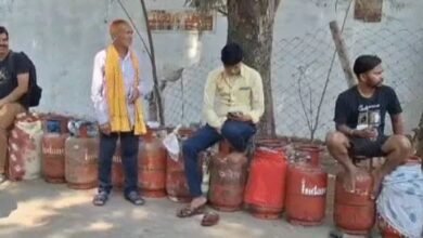 Photo of छत्तीसगढ़ में गैस सिलेंडर संकट, लंबी कतारें और कालाबाजारी की शिकायतें