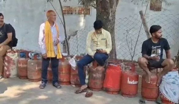 Chhattisgarh faces gas cylinder crisis, long queues and complaints of black marketing