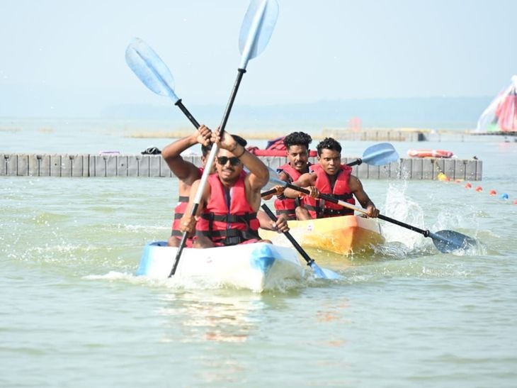 The Mahanadi River was so vibrant that even Dhamtari politics was left aside, with 52 teams turning the sport into a show of strength.