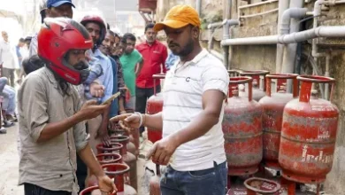 Photo of सरकार बोली गैस पर्याप्त, जनता बोली सिलेंडर गायब