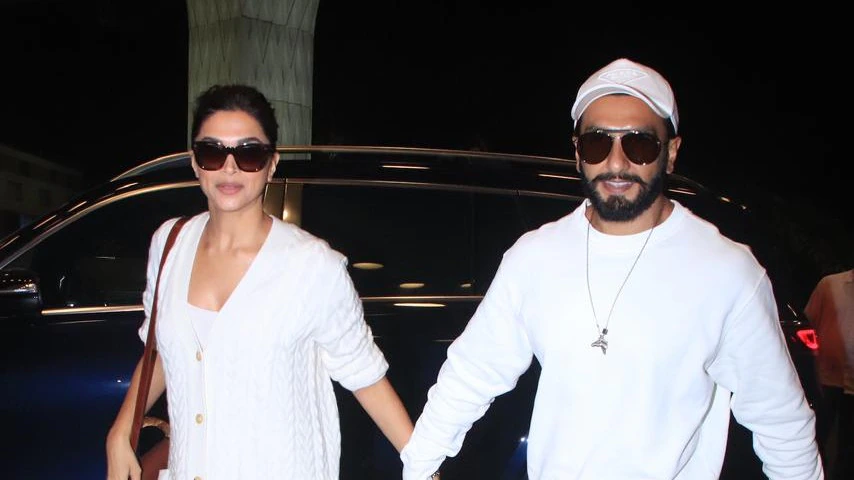 Ranveer Singh and Deepika Padukone's roadside celebration goes viral after they enter the 1000 crore club.