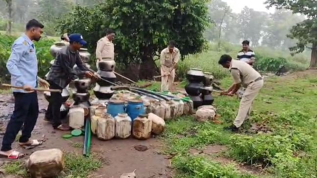 गरियाबंद के जंगलों में आबकारी टीम की बड़ी कार्रवाई, 160 बल्क लीटर अवैध महुआ शराब जब्त 1 Excise team takes major action in Gariaband forests, seizes 160 bulk litres of illegal Mahua liquor