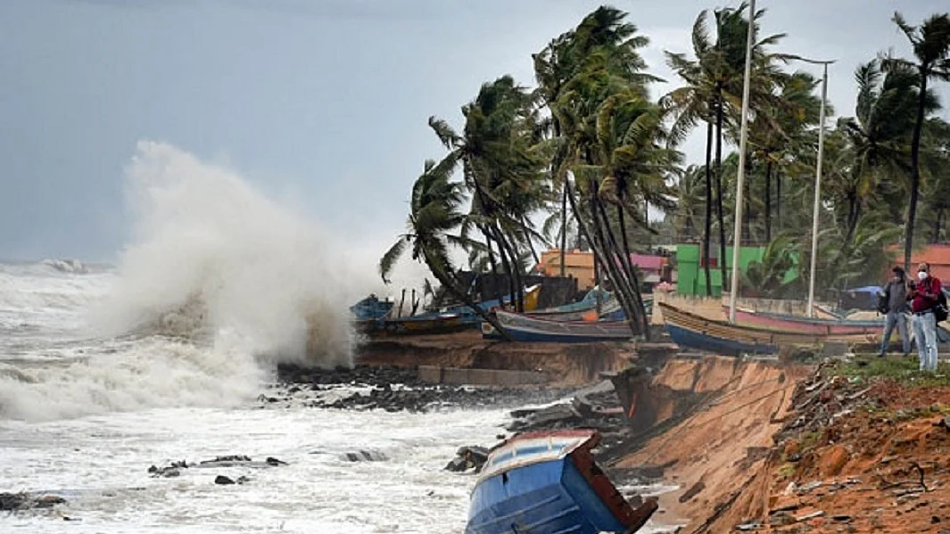 Weather creates panic in India, storm and hailstorm alert in many states