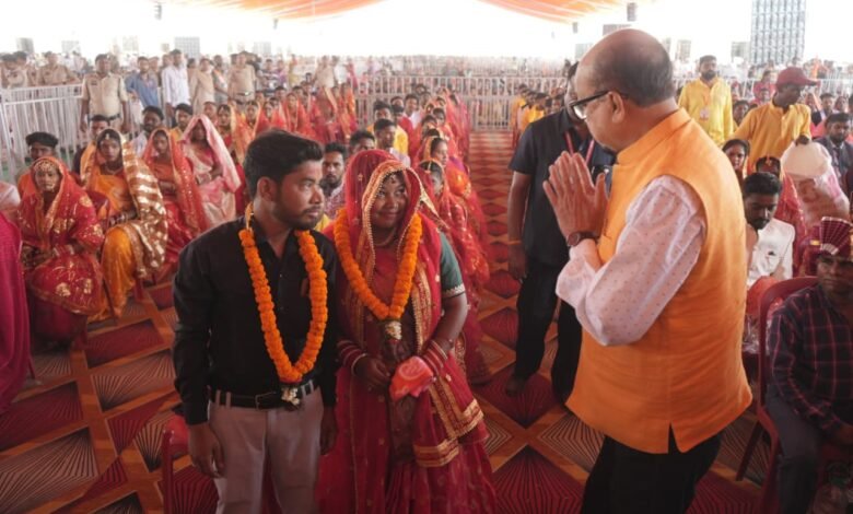 A grand event was organised in Korba, the Governor blessed and helped the couples.