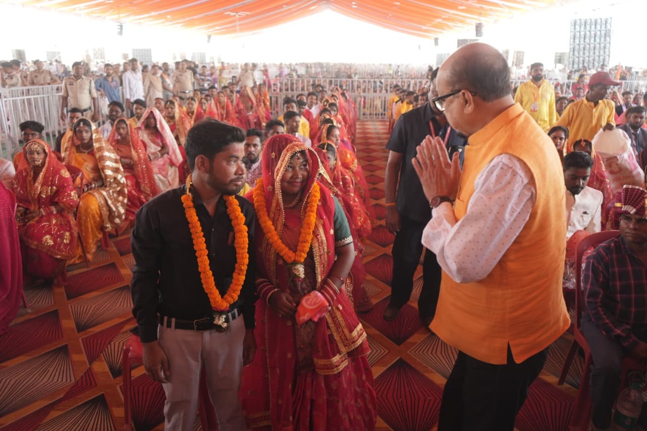 A grand event was organised in Korba, the Governor blessed and helped the couples.