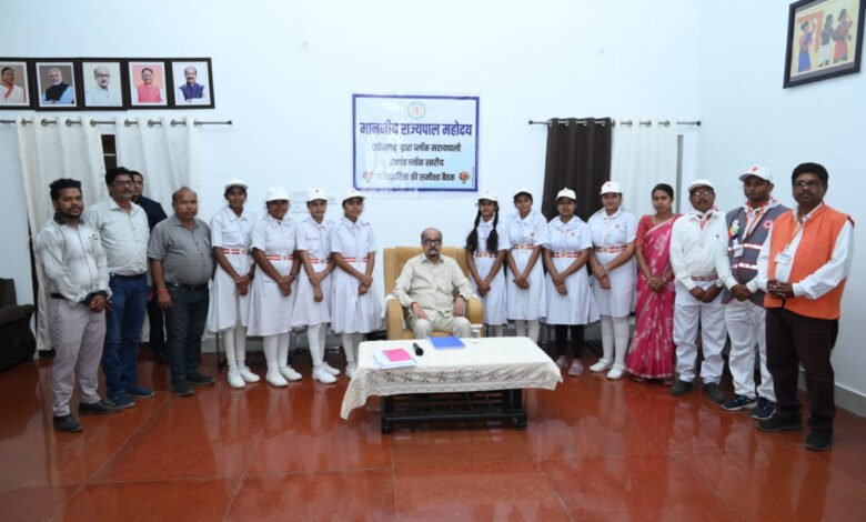 Governor Ramen Deka receives a grand welcome during his visit to Saraipali; meets Red Cross team and gives environmental message through tree plantation