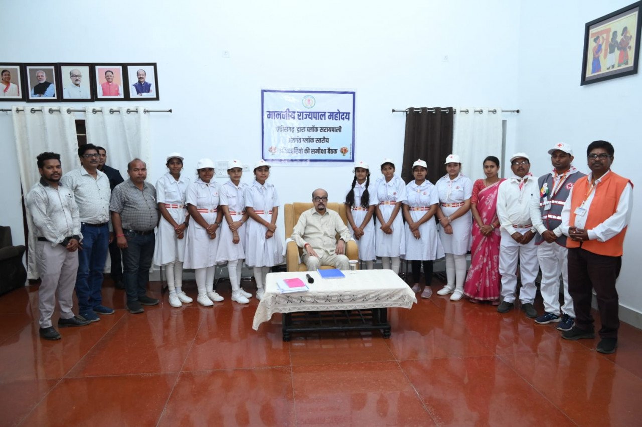 Governor Ramen Deka receives a grand welcome during his visit to Saraipali; meets Red Cross team and gives environmental message through tree plantation