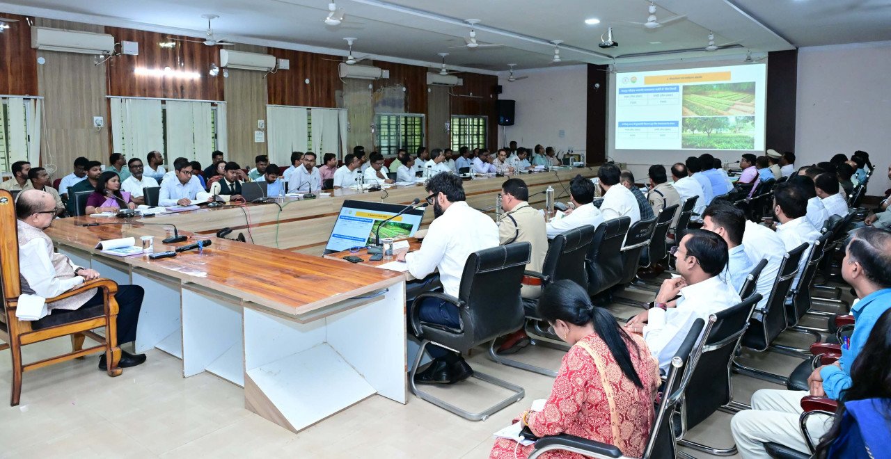 Jashpur review meeting: Special emphasis on health, environment and tribal development, instructions given for innovation and agricultural improvement