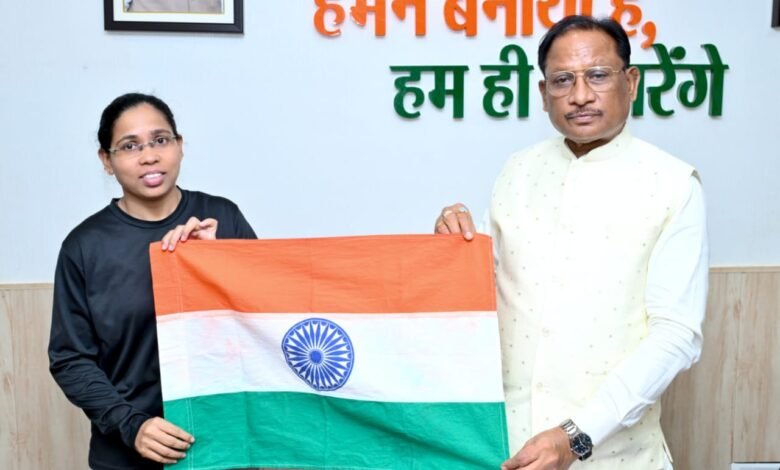 Chhattisgarh's daughter Amita Shrivas is ready to conquer Everest, leaving for Kathmandu on April 9.