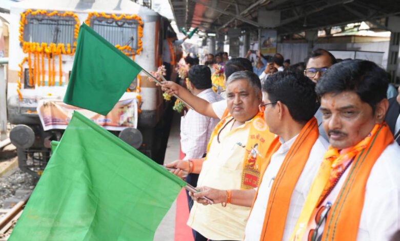 850 devotees leave for Ram Lalla Darshan, Raipur railway station reverberates with cheers