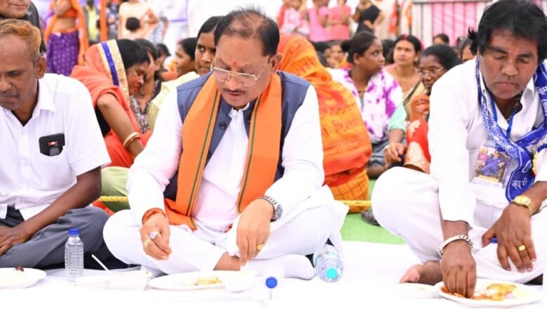 रायपुर में समरसता भोज: मुख्यमंत्री साय ने लोगों संग बैठकर खाया भोजन, दिया समानता का संदेश 1 Harmony feast in Raipur: Chief Minister Sai ate with the people and gave the message of equality.