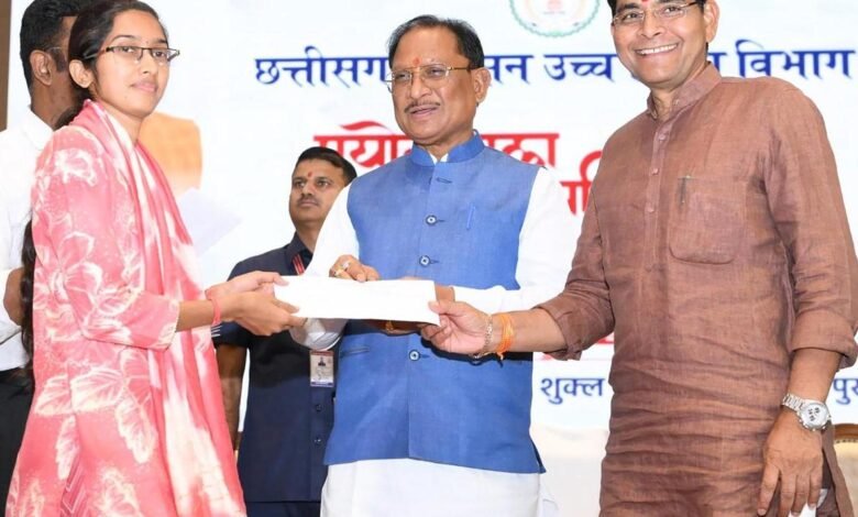 Chhattisgarh youth get a big gift: 430 laboratory attendants get government jobs