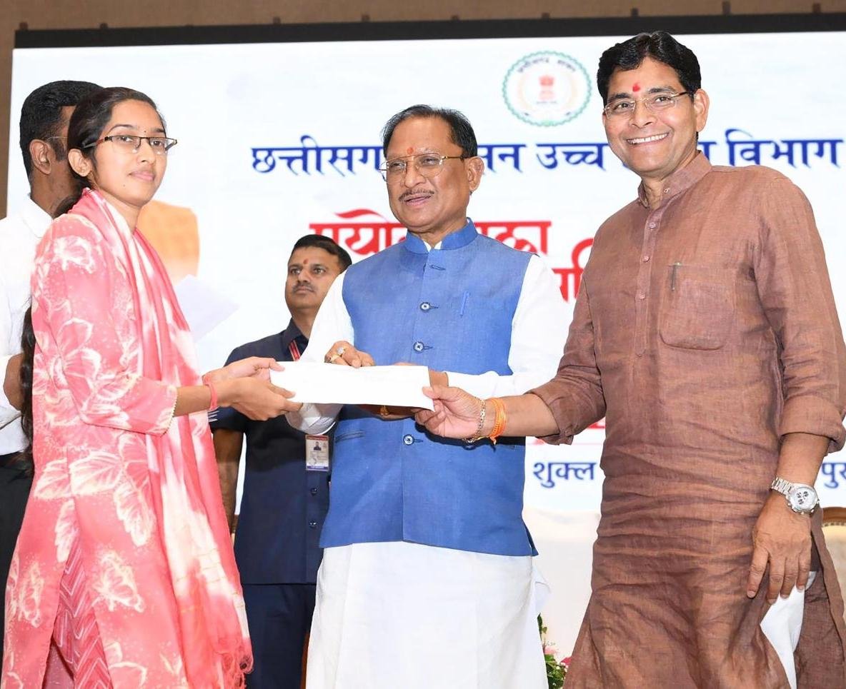 Chhattisgarh youth get a big gift: 430 laboratory attendants get government jobs