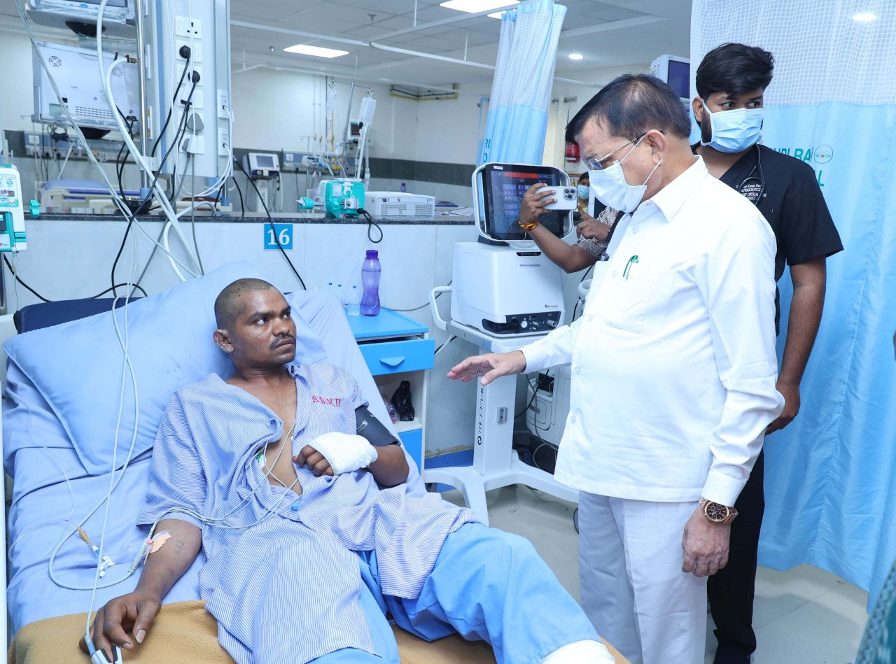 Minister visits Vedanta plant after accident, major update on treatment and compensation for the injured