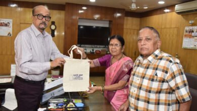 Photo of प्लास्टिक मुक्त शहर की मुहिम तेज, शुभांगी आप्टे ने 55 हजार कपड़े के बैग बांटकर बदली सोच